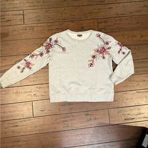 Vince Camuto Gray appliqué flower sweater size Medium